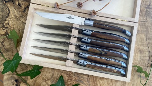 Coffret de 6 couteaux de table avec deux mitres en inox brossé en Hêtre de l'Aubrac
