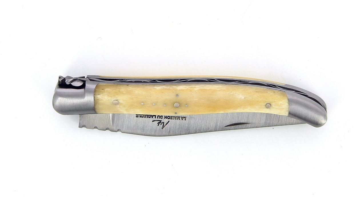 Couteau de Laguiole pliant, 11 cm, abeille et ressort forgés, ciselés main, mitres en inox brossé, manche en os.