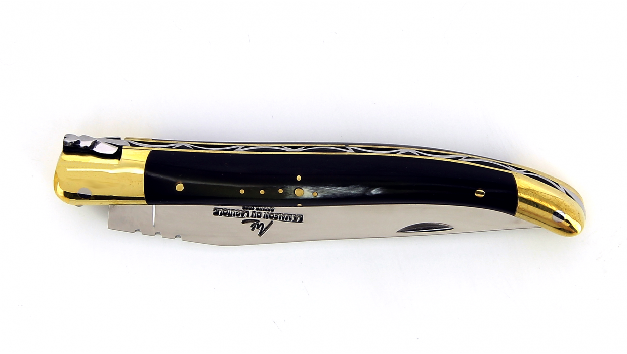 couteau Laguiole pliant 12 cm manche en Corne de vache Aubrac, mitres laiton polies.