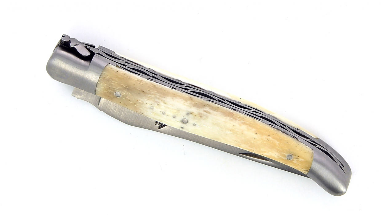 Couteau de Laguiole pliant, double platine, 12 cm, abeille et ressort forgés, ciselés main, mitres en inox brossé, manche en os.