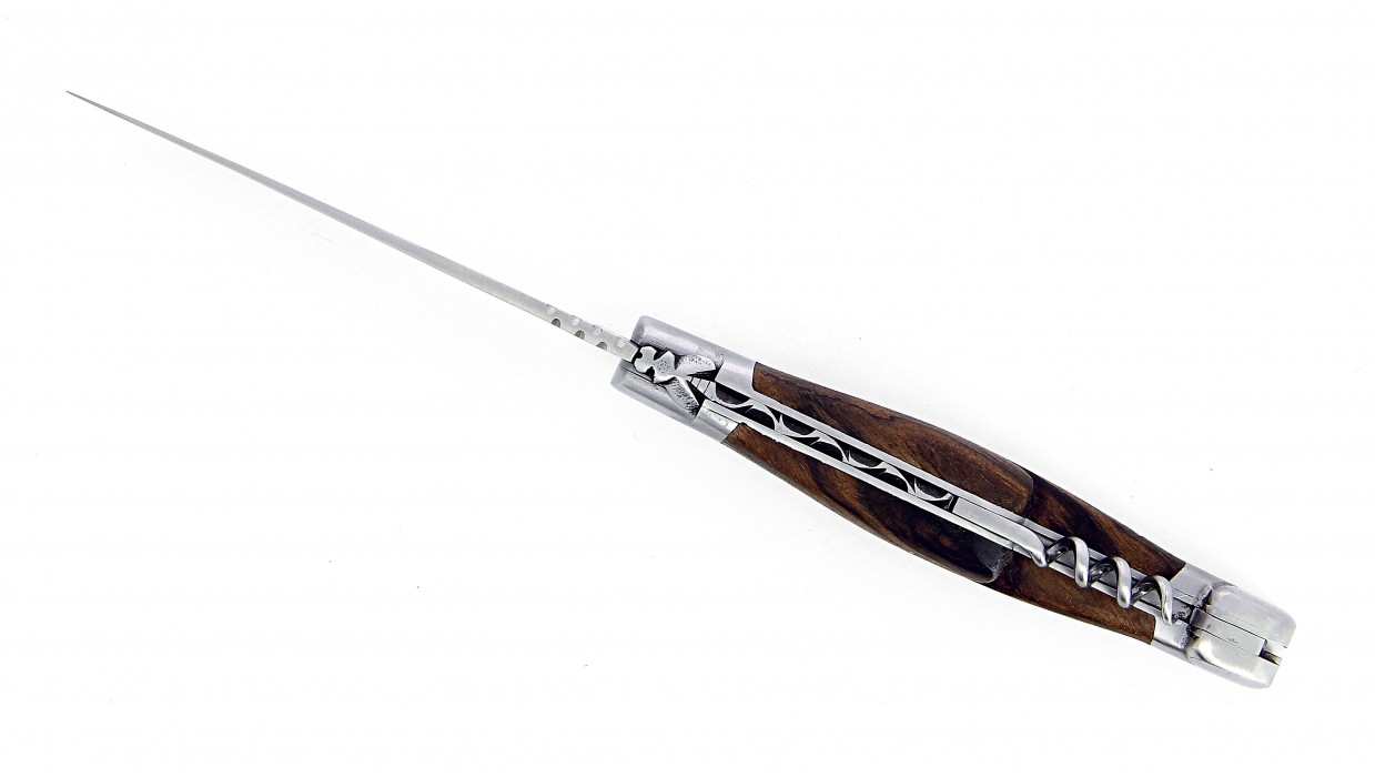 Couteau Laguiole pliant 12 cm avec tire-bouchon et poinçon,

Manche en Noyer, mitres inox brossées.