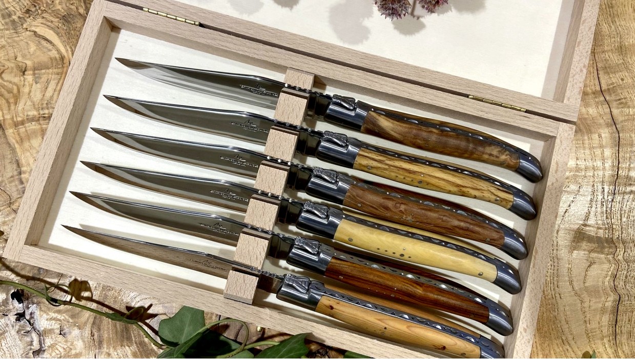 Coffret de 6 couteaux de table avec deux mitres en inox brossé en bois français