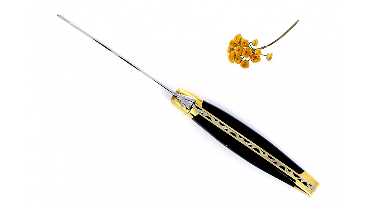 Couteau de Laguiole à beurre mitres en laiton poli manche en corne de vache Aubrac.