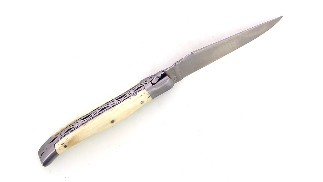 Couteau de Laguiole pliant, double platine, 12 cm, abeille et ressort forgés, ciselés main, mitres en inox brossé, manche en os.