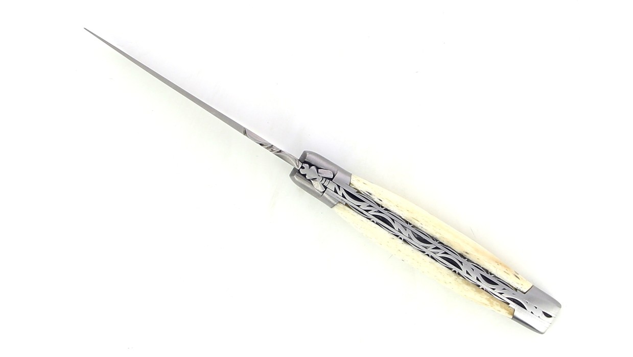 Couteau de Laguiole pliant, double platine, 12 cm, abeille et ressort forgés, ciselés main, mitres en inox brossé, manche en os.