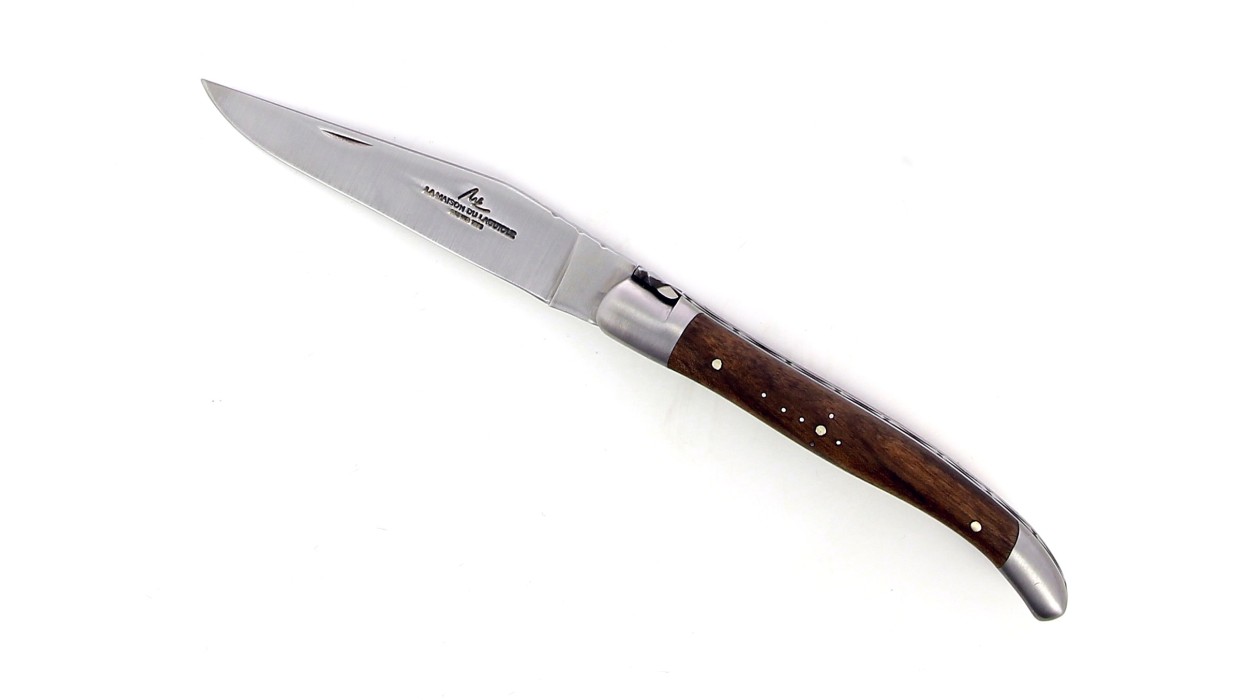 Couteau de Laguiole pliant, 11 cm, abeille et ressort forgés, ciselés main, mitres en inox brossé, manche en Noyer.