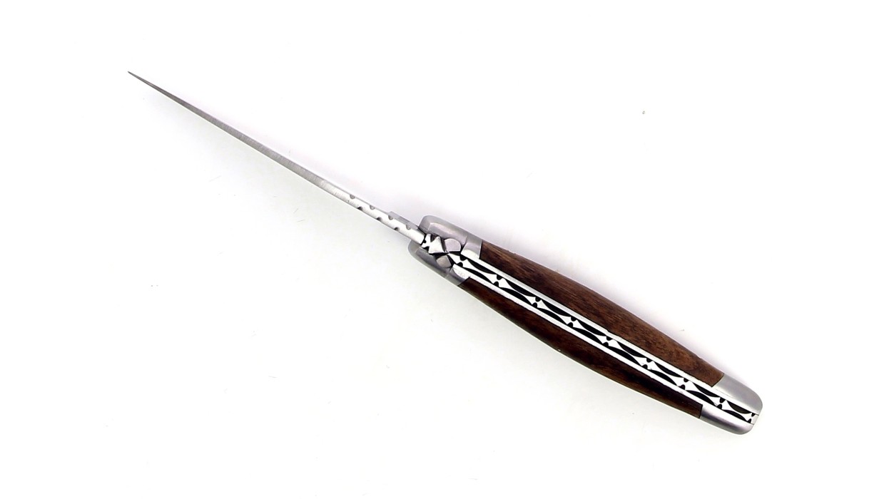 Couteau de Laguiole pliant, 11 cm, abeille et ressort forgés, ciselés main, mitres en inox brossé, manche en Noyer.