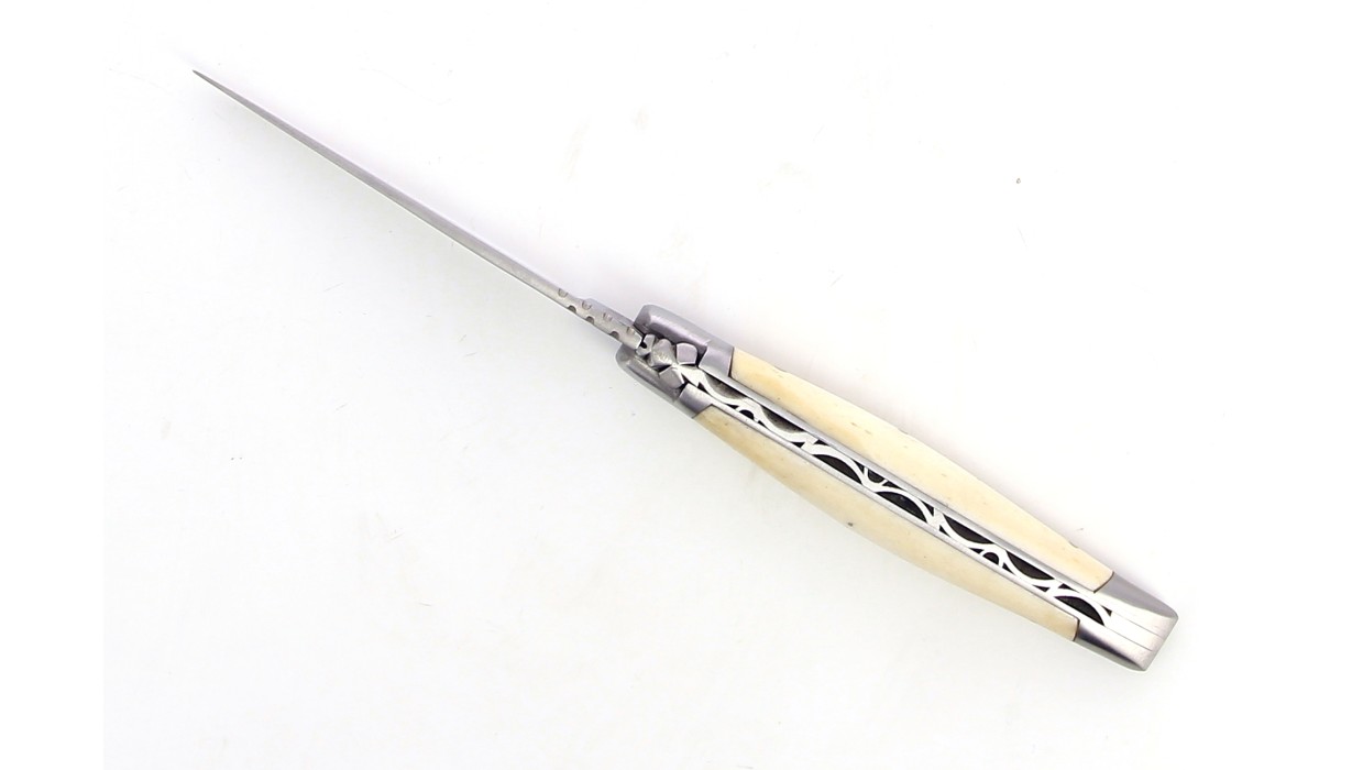 Couteau de Laguiole pliant, 11 cm, abeille et ressort forgés, ciselés main, mitres en inox brossé, manche en os.