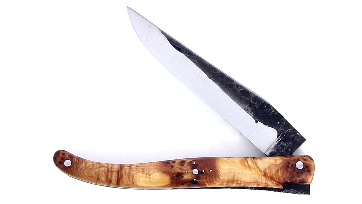 Couteau Laguiole 12 cm plein manche, platine laiton, manche en genévrier , lame brute de forge