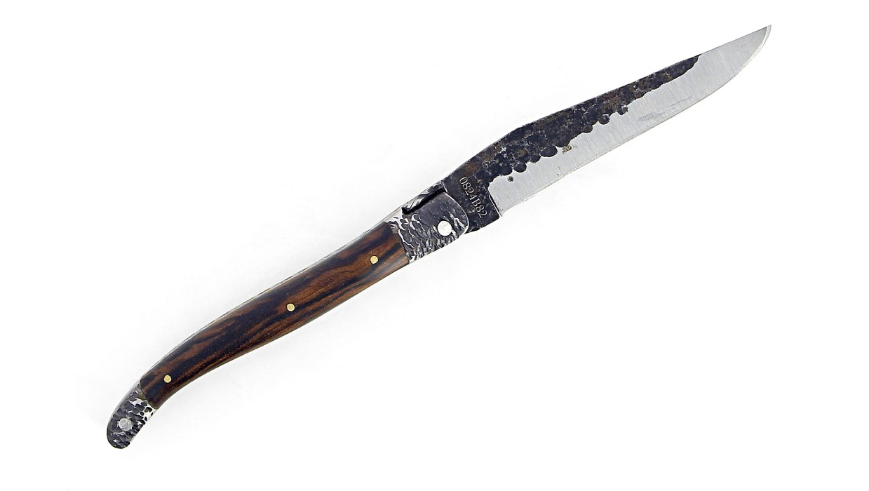 Couteau pliant Laguiole 12 cm, mitres martelées, double platine mixtes (inox/laiton) en noyer, lame brut de forge