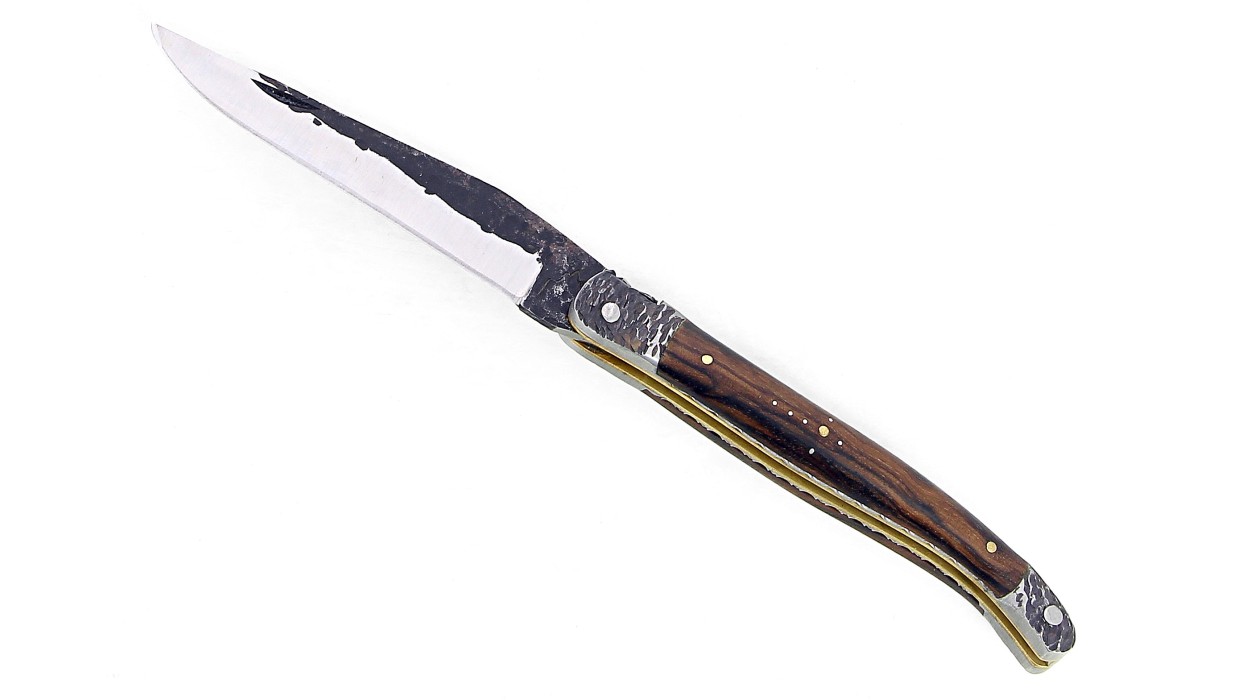 Couteau pliant Laguiole 12 cm, mitres martelées, double platine mixtes (inox/laiton) en noyer, lame brut de forge