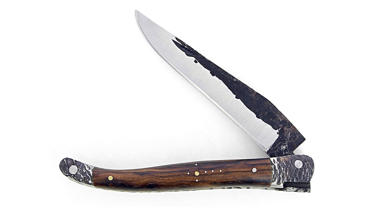 Couteau pliant Laguiole 12 cm, mitres martelées, double platine mixtes (inox/laiton) en noyer, lame brut de forge