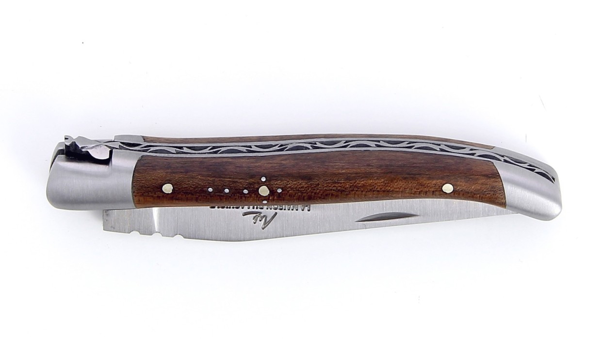 Couteau de Laguiole pliant, 13 cm, abeille et ressort forgés, ciselés main, mitres en inox brossé, manche en Noyer.