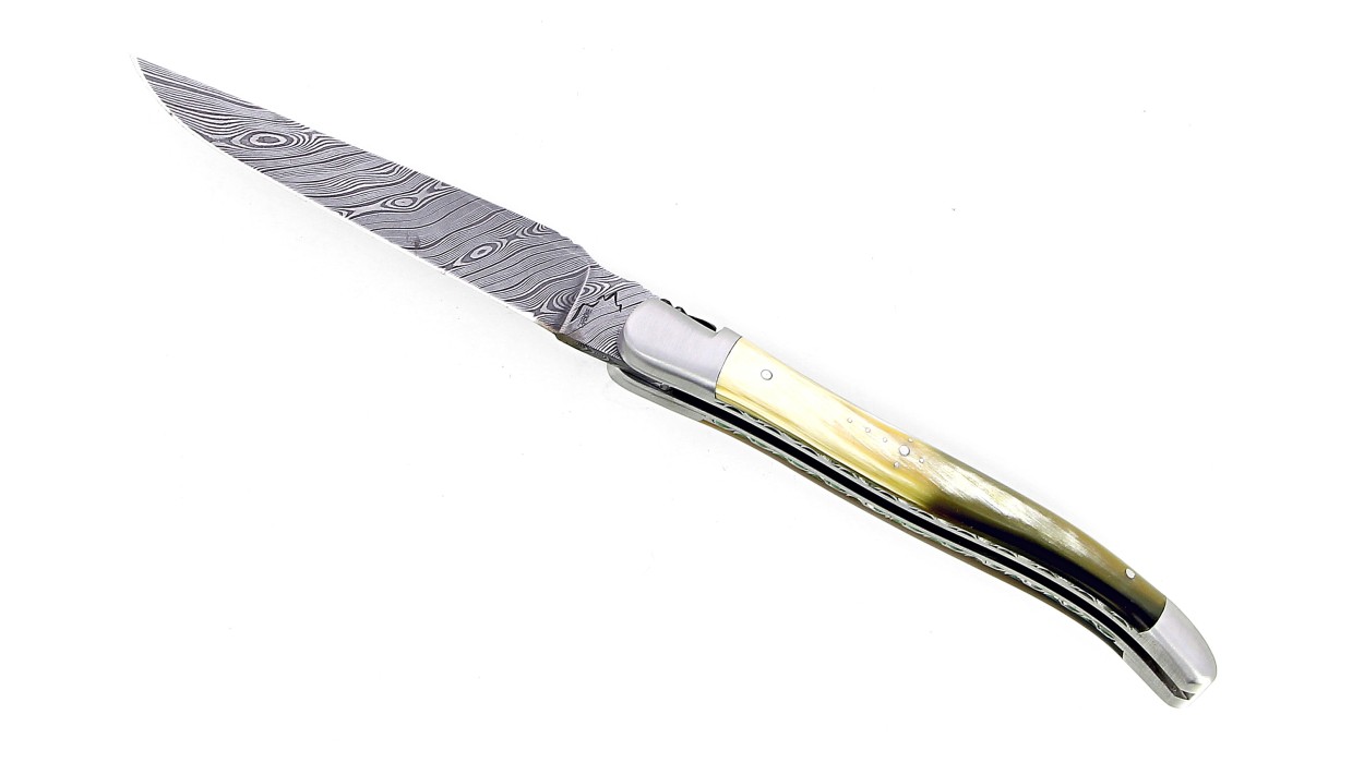 Couteau Laguiole 13 cm, mitres inox brossé, double platine, mitres inox, en corne de vache Aubrac, lame damas carbone.