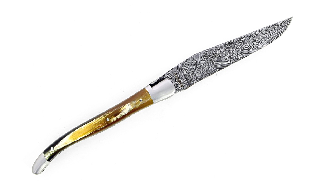 Couteau Laguiole 13 cm, mitres inox brossé, double platine, mitres inox, en corne de vache Aubrac, lame damas carbone.