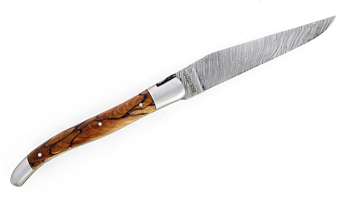 Couteau pliant Laguiole 12 cm, mitres inox brossé, double platine en hêtre de l'Aubrac, lame damas carbone.