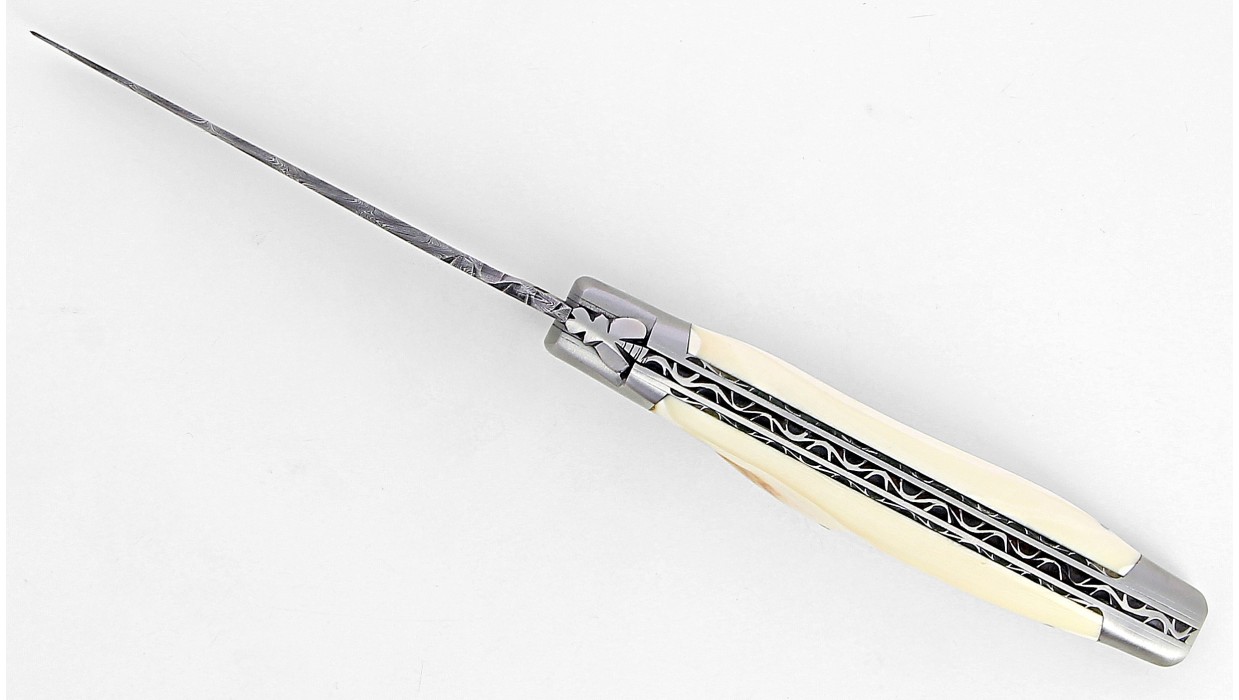 Couteau Laguiole 12 cm double platine, mitres inox brossé en ivoire de phacochère, lame damas carbone.
