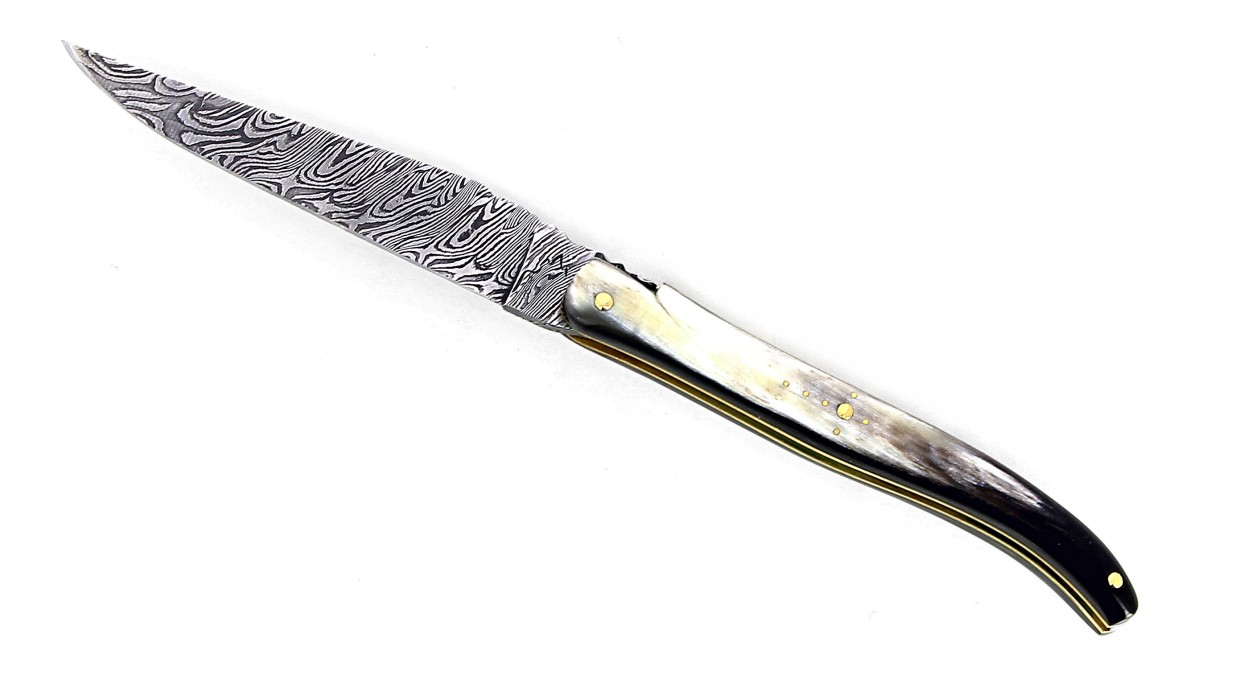 Couteau Laguiole 12 cm plein manche, en corne de vache Aubrac et lame damas