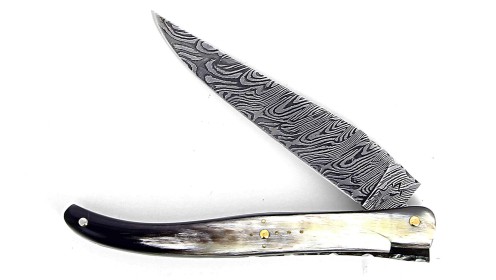 Couteau Laguiole 12 cm plein manche, en corne de vache Aubrac et lame damas