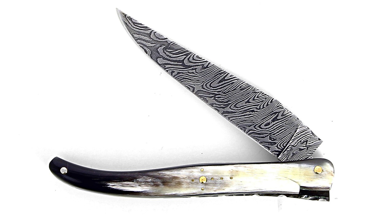 Couteau Laguiole 12 cm plein manche, en corne de vache Aubrac et lame damas