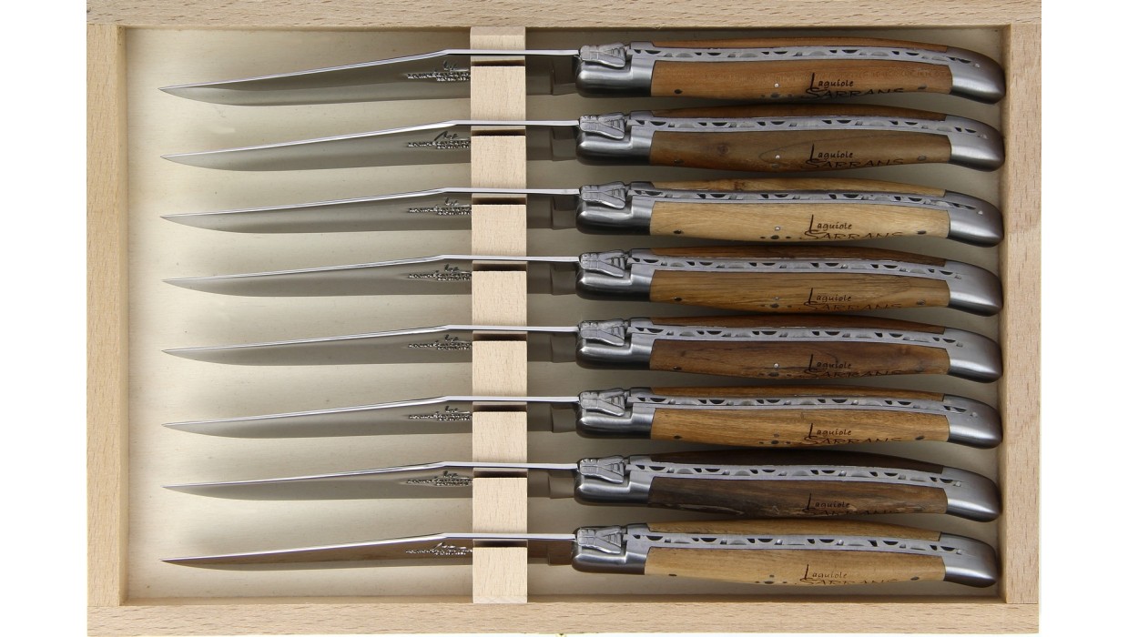 EDITION LIMITEE
Coffret de 8 couteaux de table avec deux mitres en inox brossé.