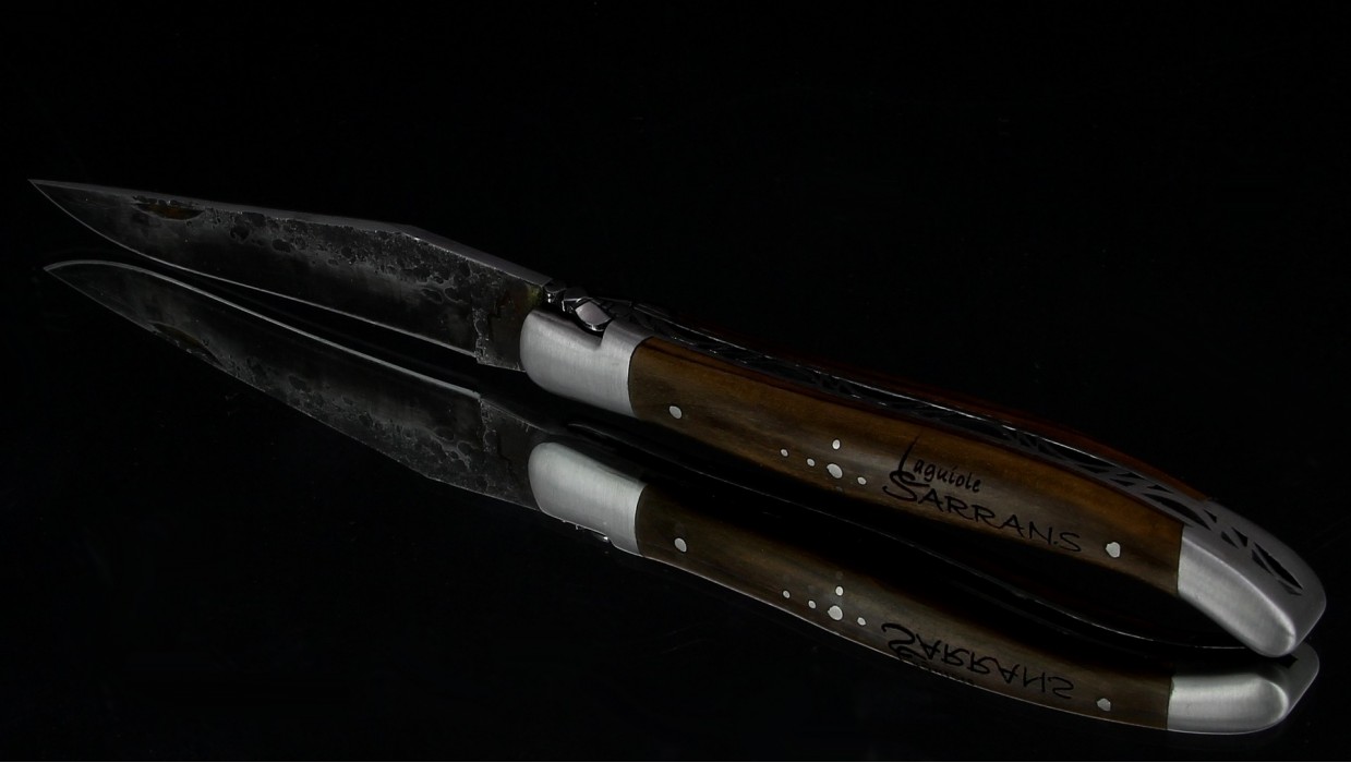 SERIE LIMITEE - Laguiole Sarrans avec Manche en Sorbier - Lame Brute de Forge
